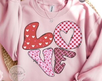 Walentynki z miłością PNG | Dziewczęca grafika z literami i serduszkami | Projekt koszulki walentynkowej | Uroczy pastelowy nadruk miłosny