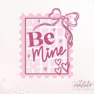 Pu&ograve; includere: Un design rosa e bianco per San Valentino con la forma di un francobollo e le parole "Be Mine" in corsivo. Il design include cuori e un fiocco.
