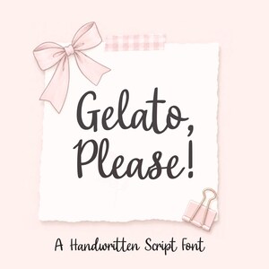 Könnte beinhalten: Ein quadratisches Blatt weißes Papier mit gezackten Rändern und dem schwarzen handgeschriebenen Text Gelato, Please! Das Papier ist mit einer hellrosa Schleife, einem Stück rosa kariertem Klebeband und einer kleinen rosa Metallklammer verziert.