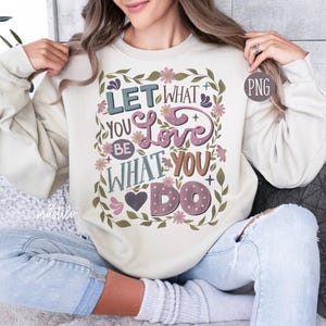 Handgeletterd citaat, inspirerende png, laat wat je leuk vindt zijn wat je doet png, retro sublimatieontwerpen, retro bloemen, positieve png