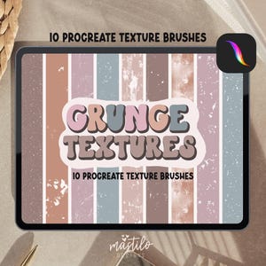 Puede incluir: Una tableta digital muestra un diseño para pinceles de textura Procreate. La pantalla muestra rayas verticales en tonos marrón, rosa y azul con las palabras "Grunge Textures" en una fuente retro. También es visible el texto "10 Procreate Texture Brushes".