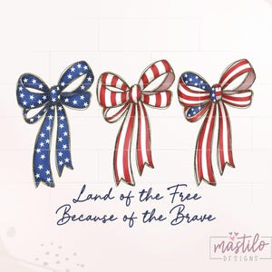 Peut inclure: Trois illustrations d'arcs patriotiques rouges, blancs et bleus. L'un a un fond bleu avec des &eacute;toiles blanches, les autres ont des rayures rouges et blanches. Le texte "Land of the Free Because of the Brave" est en dessous.