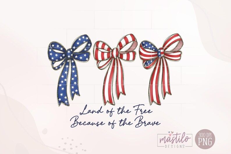 Peut inclure: Trois illustrations d'arcs patriotiques rouges, blancs et bleus. L'un a un fond bleu avec des &eacute;toiles blanches, les autres ont des rayures rouges et blanches. Le texte "Land of the Free Because of the Brave" est en dessous.
