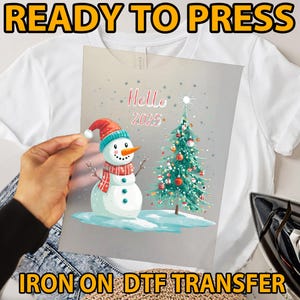 Bonjour, bonhomme de neige et sapin de Noël hiver 2025 | Transfert DTF prêt à l'emploi | Conception de t-shirt, sweat à capuche et pull pour les fêtes de fin d'année