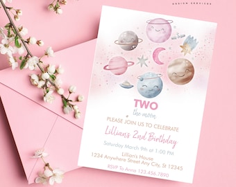 Könnte beinhalten: Eine rosa und blaue Einladung mit Weltraum-Motiv. Es steht "Two the moon" und "Lillian's 2nd Birthday" darauf. Die Einladung zeigt eine Aquarell-Illustration von Planeten und Sternen.