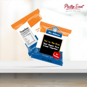 Può includere: Due sacchetti di snack blu e arancioni con un tema di apprezzamento per gli insegnanti. Un sacchetto dice "Teacher" e l'altro dice "Mrs. Williams You're The Glue That Keeps This Class Together #1 Teacher".