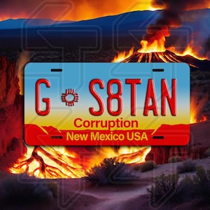 Op de afbeelding: Een blauw en geel kenteken met de tekst "G * S8TAN" en "Corruption New Mexico USA". Het kenteken bevindt zich voor een vurige oranje-rode achtergrond.
