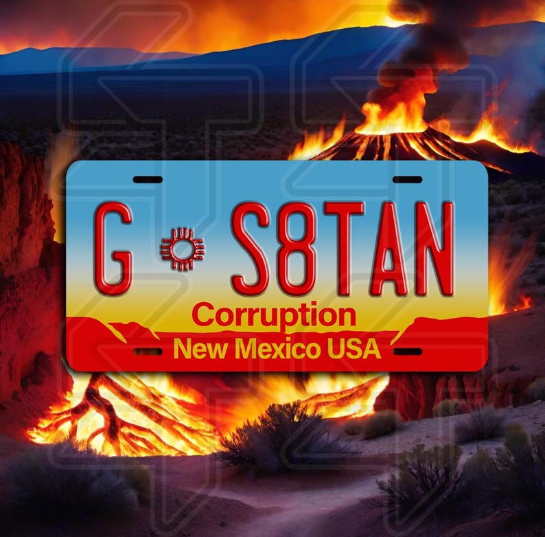 Op de afbeelding: Een blauw en geel kenteken met de tekst "G * S8TAN" en "Corruption New Mexico USA". Het kenteken bevindt zich voor een vurige oranje-rode achtergrond.