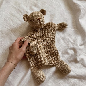Schema all'uncinetto inglese / Sleepy Bear Lovey Security Blanket / PDF / giocattolo fatto a mano amigurumi per neonati con animali del bosco per baby shower