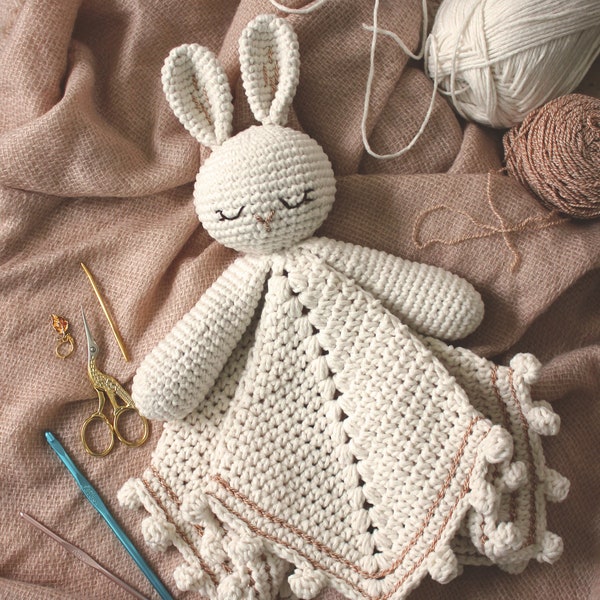 Patron au crochet | Couverture de sécurité Sleepy Bunny Lovey | Téléchargement PDF | Jouet amigurumi fait main pour baby shower, animal des bois, chambre de bébé nouveau-né