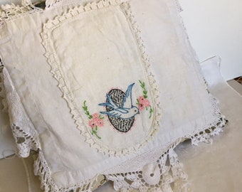 Almohada vintage de lino con diseño de pájaro azul