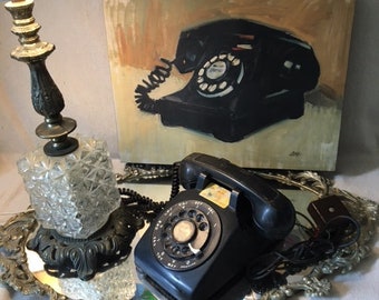 Teléfono negro de mediados de siglo y lienzo a juego