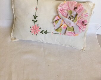 Vintage broderad linnekudde