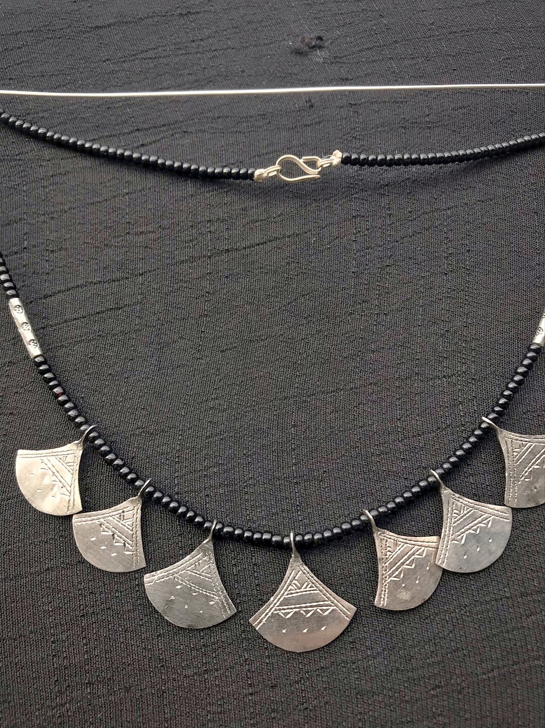 Collier Mi-long Touareg Satellite Avec Perles Rocailles Et Breloque émaillée - Occasion