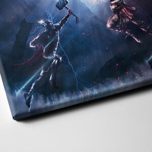 Puede incluir: Impresi&oacute;n art&iacute;stica en lienzo que muestra una escena din&aacute;mica de un superh&eacute;roe empu&ntilde;ando un martillo, rodeado de rel&aacute;mpagos y un fondo oscuro y dram&aacute;tico. La obra de arte presenta una escena de batalla con una figura en vuelo, en tonos azules, rojos y grises.