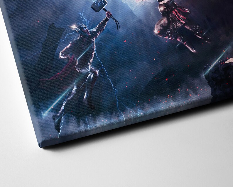 Puede incluir: Impresi&oacute;n art&iacute;stica en lienzo que muestra una escena din&aacute;mica de un superh&eacute;roe empu&ntilde;ando un martillo, rodeado de rel&aacute;mpagos y un fondo oscuro y dram&aacute;tico. La obra de arte presenta una escena de batalla con una figura en vuelo, en tonos azules, rojos y grises.