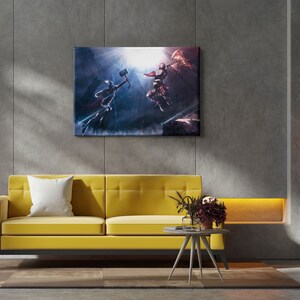 Puede incluir: Una impresi&oacute;n en lienzo que representa una escena de batalla din&aacute;mica con dos figuras empu&ntilde;ando armas, sobre un fondo de rel&aacute;mpagos y fuego. La obra de arte se exhibe sobre un sof&aacute; amarillo en un sal&oacute;n moderno.