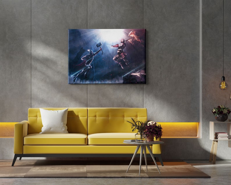 Puede incluir: Una impresi&oacute;n en lienzo que representa una escena de batalla din&aacute;mica con dos figuras empu&ntilde;ando armas, sobre un fondo de rel&aacute;mpagos y fuego. La obra de arte se exhibe sobre un sof&aacute; amarillo en un sal&oacute;n moderno.