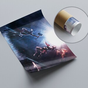 Puede incluir: Una impresi&oacute;n de p&oacute;ster que presenta una escena de batalla din&aacute;mica con un superh&eacute;roe empu&ntilde;ando un martillo y rel&aacute;mpagos. La obra de arte muestra un choque entre dos figuras en un entorno c&oacute;smico, con azules vibrantes y destellos de luz.