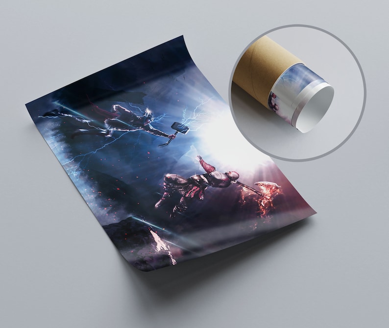 Puede incluir: Una impresi&oacute;n de p&oacute;ster que presenta una escena de batalla din&aacute;mica con un superh&eacute;roe empu&ntilde;ando un martillo y rel&aacute;mpagos. La obra de arte muestra un choque entre dos figuras en un entorno c&oacute;smico, con azules vibrantes y destellos de luz.