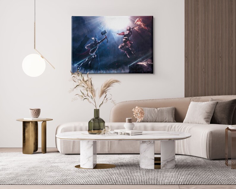 Puede incluir: Una impresi&oacute;n en lienzo enmarcada que representa una escena de batalla con dos figuras en acci&oacute;n, sobre un fondo oscuro y dram&aacute;tico. La obra de arte se exhibe sobre un sof&aacute; beige en un sal&oacute;n moderno. La habitaci&oacute;n incluye una alfombra blanca, una mesa de centro de m&aacute;rmol y una mesa auxiliar dorada.