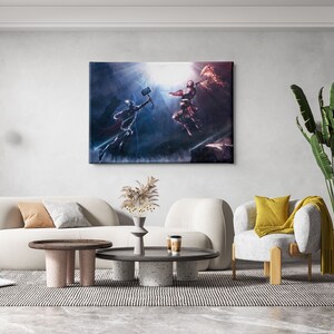 Puede incluir: Impresi&oacute;n en lienzo que representa una escena de batalla din&aacute;mica con dos figuras empu&ntilde;ando armas. Una figura sostiene un martillo, la otra un hacha, sobre un fondo de azules oscuros y luz brillante. La obra est&aacute; en un sal&oacute;n moderno.