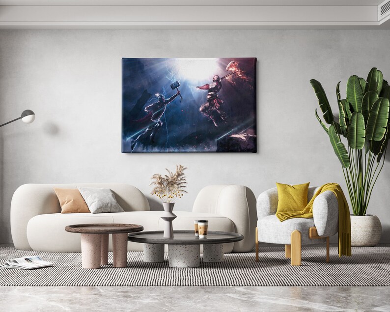 Puede incluir: Impresi&oacute;n en lienzo que representa una escena de batalla din&aacute;mica con dos figuras empu&ntilde;ando armas. Una figura sostiene un martillo, la otra un hacha, sobre un fondo de azules oscuros y luz brillante. La obra est&aacute; en un sal&oacute;n moderno.