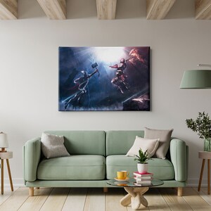 Puede incluir: Una impresi&oacute;n en lienzo que representa una escena de batalla din&aacute;mica con dos figuras en acci&oacute;n. Una figura empu&ntilde;a un martillo, mientras que la otra parece estar sosteniendo un arma. La obra de arte est&aacute; ambientada sobre un fondo de azules oscuros y luz brillante.