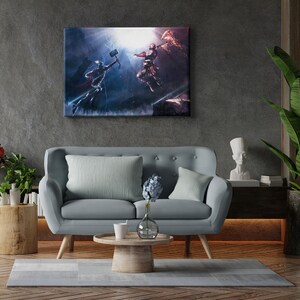 Puede incluir: Una impresi&oacute;n en lienzo que representa una escena de batalla con dos figuras luchando, sobre un fondo de rel&aacute;mpagos y nubes oscuras. La obra de arte se exhibe sobre un sof&aacute; azul claro, con una mesa auxiliar de madera y una gran planta en maceta.