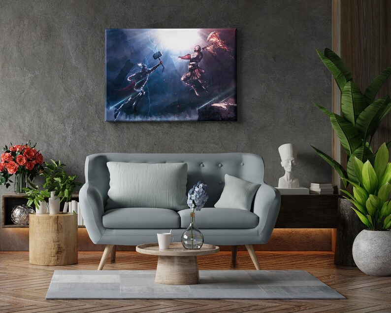 Puede incluir: Una impresi&oacute;n en lienzo que representa una escena de batalla con dos figuras luchando, sobre un fondo de rel&aacute;mpagos y nubes oscuras. La obra de arte se exhibe sobre un sof&aacute; azul claro, con una mesa auxiliar de madera y una gran planta en maceta.