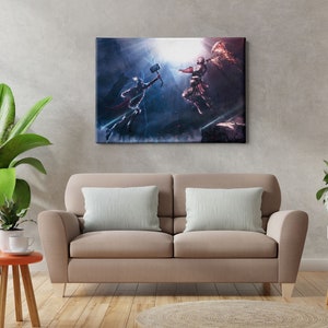 Puede incluir: Impresi&oacute;n en lienzo que representa una escena de batalla con dos figuras, una empu&ntilde;ando un martillo y la otra un arma de fuego. La obra de arte presenta una paleta de colores oscura y dram&aacute;tica con efectos de rel&aacute;mpagos, montada sobre un sof&aacute; beige.