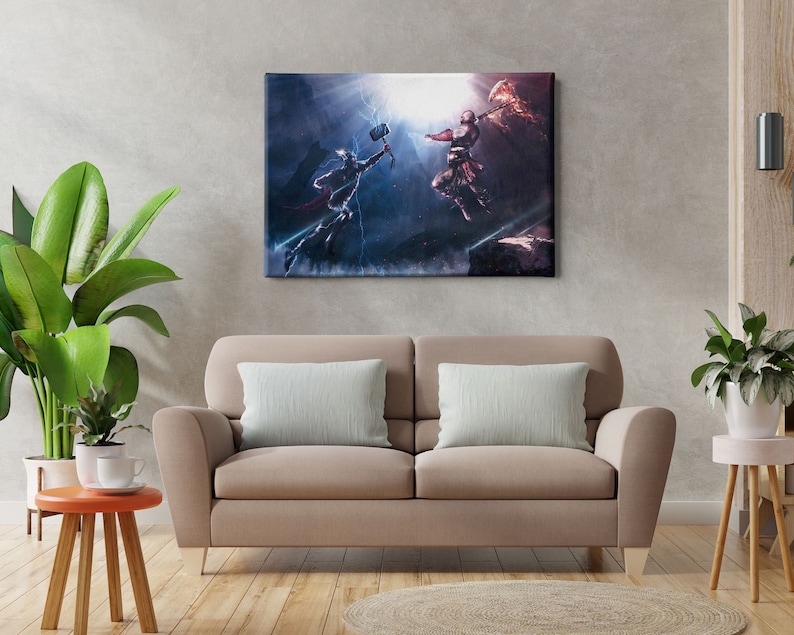 Puede incluir: Impresi&oacute;n en lienzo que representa una escena de batalla con dos figuras, una empu&ntilde;ando un martillo y la otra un arma de fuego. La obra de arte presenta una paleta de colores oscura y dram&aacute;tica con efectos de rel&aacute;mpagos, montada sobre un sof&aacute; beige.