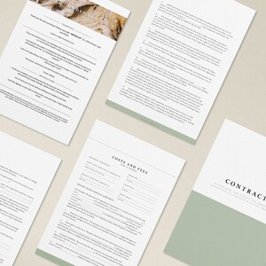 Puede incluir: Un conjunto de cuatro documentos con los títulos "Gracias", "Costes y tarifas", "Contrato" y "Acuerdo" impresos en papel blanco con un fondo verde en el documento "Contrato".