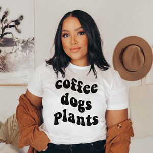 Kaffee Hunde Pflanzen SVG PNG | Kaffeetasse Lustige | Kaffeeliebhaber SVG | Retro Groovy Schrift | Trendy Tragetasche Cricut | Hund Plant Mom Design