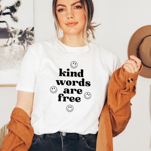 Gentillesse Smiley PNG | Les mots gentils sont des | SVG gratuits Positivity Smiley Design pour T-Shirts, Sacs Fourre-tout, Mugs | Soyez gentil | Couper le | de fichier Projet Cricut