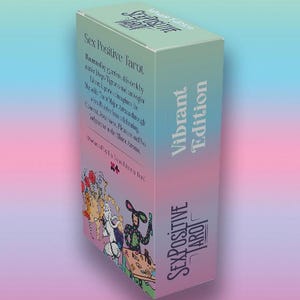 Pu&ograve; includere: Una scatola di carte dei tarocchi verde menta con le parole "Sex Positive Tarot" e "Vibrant Edition" stampate sopra. La scatola presenta illustrazioni di figure e testo. Lo sfondo &egrave; una sfumatura di blu, rosa e viola.