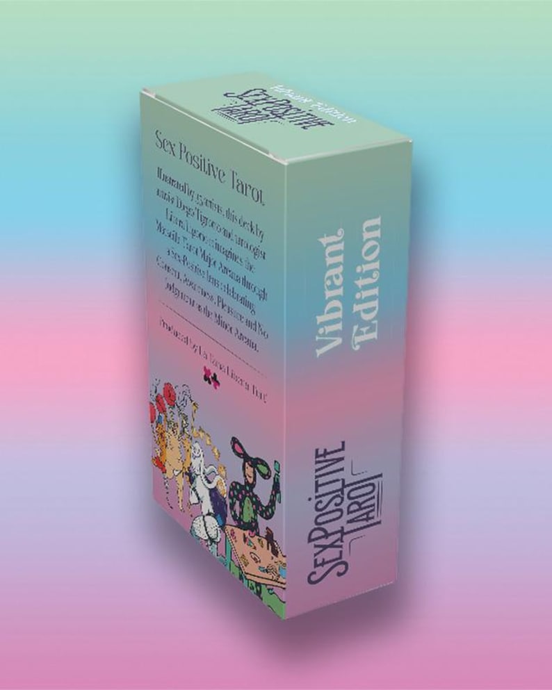 Pu&ograve; includere: Una scatola di carte dei tarocchi verde menta con le parole "Sex Positive Tarot" e "Vibrant Edition" stampate sopra. La scatola presenta illustrazioni di figure e testo. Lo sfondo &egrave; una sfumatura di blu, rosa e viola.