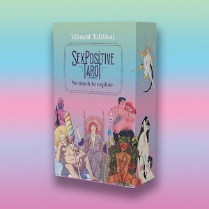 Pu&ograve; includere: Una scatola di carte dei tarocchi con il testo "SexPositive Tarot" e "So much to explore" su uno sfondo verde chiaro. La scatola presenta illustrazioni di figure in varie pose. Lo sfondo &egrave; una sfumatura di blu, rosa e viola.