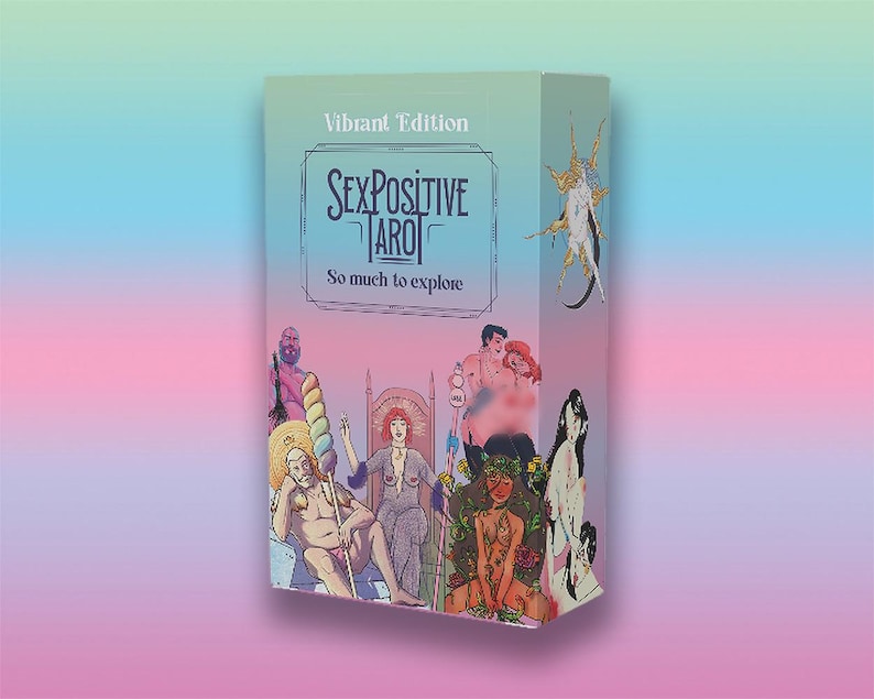 Pu&ograve; includere: Una scatola di carte dei tarocchi con il testo "SexPositive Tarot" e "So much to explore" su uno sfondo verde chiaro. La scatola presenta illustrazioni di figure in varie pose. Lo sfondo &egrave; una sfumatura di blu, rosa e viola.