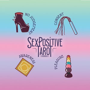 Pu&ograve; includere: Illustrazione con sfondo sfumato con uno stivale con tacco alto, una frusta, un preservativo e un sex toy. Il testo "Sex Positive Tarot" &egrave; centrato, con parole come "No Judgement", "Consent", "Awareness" e "Pleasure" che circondano gli oggetti.
