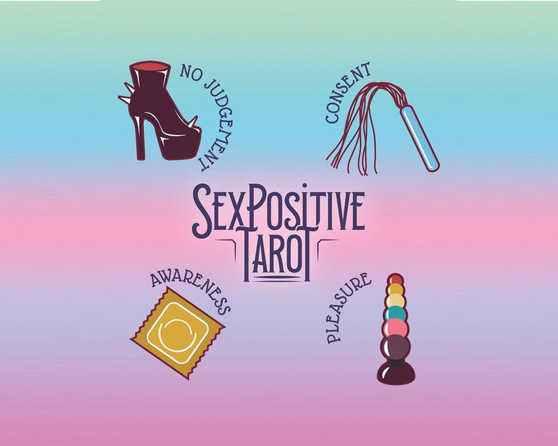 Pu&ograve; includere: Illustrazione con sfondo sfumato con uno stivale con tacco alto, una frusta, un preservativo e un sex toy. Il testo "Sex Positive Tarot" &egrave; centrato, con parole come "No Judgement", "Consent", "Awareness" e "Pleasure" che circondano gli oggetti.