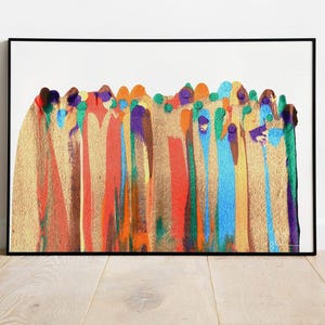 Può includere: Dipinto astratto con linee verticali di vari colori, tra cui oro, arancio, rosso, blu, verde e viola. Le linee sono leggermente ondulate e sembrano essere fatte con la vernice.