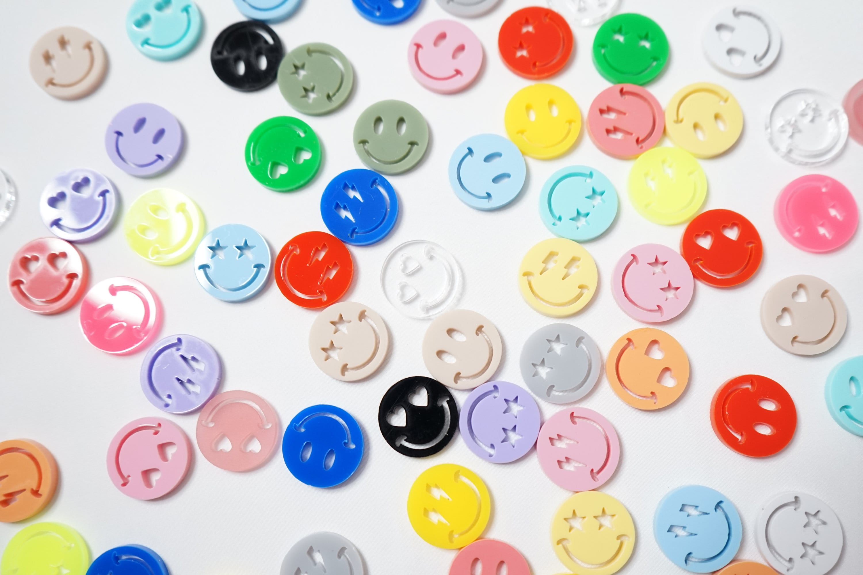 Smiley confettis acryliques | Décoration de table l Confettis colorés en acrylique l Confettis réutilisables l Confettis smiley l Durable l Confettis pailletés