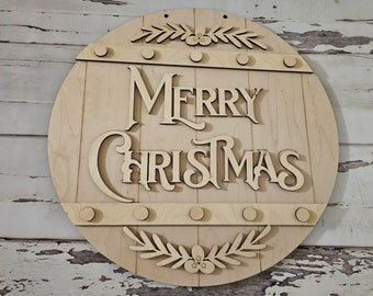 Puede incluir: Un letrero redondo de madera con las palabras "Merry Christmas" en una fuente decorativa. El letrero tiene una textura de madera rústica y está decorado con una corona de hojas y bayas.
