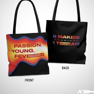 Op de afbeelding: Zwarte tote bag met een kleurrijke afbeelding aan de voorkant die "Passion, Young, Fever" zegt en een zwarte afbeelding aan de achterkant die "8 Makes 1 Team" zegt.