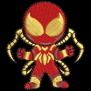 Op de afbeelding: Een geborduurde patch met een superheld in een rood pak met gouden accenten. De superheld heeft grote ogen en een spinnenweb-symbool op de borst.