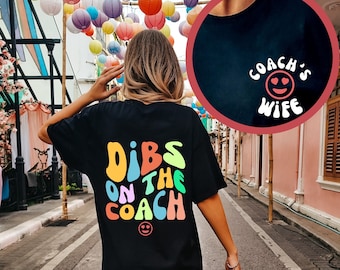 Me quedo con la camiseta de entrenador, camiseta de esposa de entrenador, camiseta de novia de entrenador, camiseta de esposa de entrenador de béisbol, regalo de entrenador de fútbol, fútbol y baloncesto