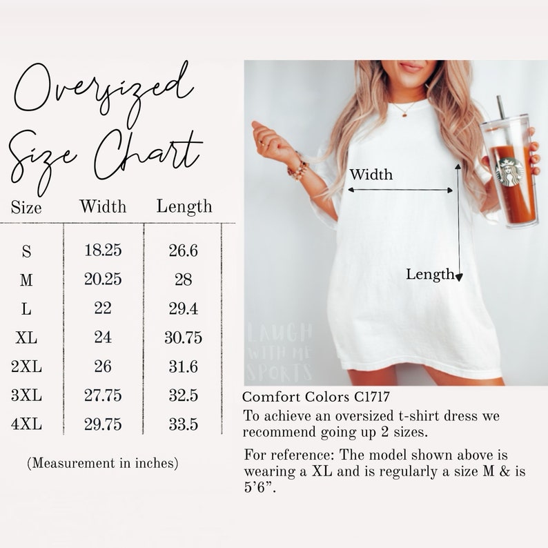 Pu&ograve; includere: Abito a maglietta bianco oversize con tabella taglie. La tabella mostra le misure in pollici per le taglie dalla S alla 4XL. Il testo consiglia di aumentare di due taglie per una vestibilit&agrave; oversize.