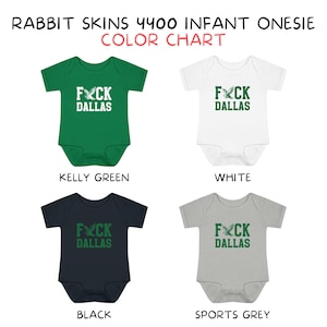 Może przedstawiać: Wzornik kolor&oacute;w dla body niemowlęcych Rabbit Skins 4400 zawierający cztery body z kr&oacute;tkim rękawem w kolorach Kelly Green, białym, czarnym i Sports Grey. Każde body zawiera napis F*CK DALLAS z grafiką orła zastępującą literę U.