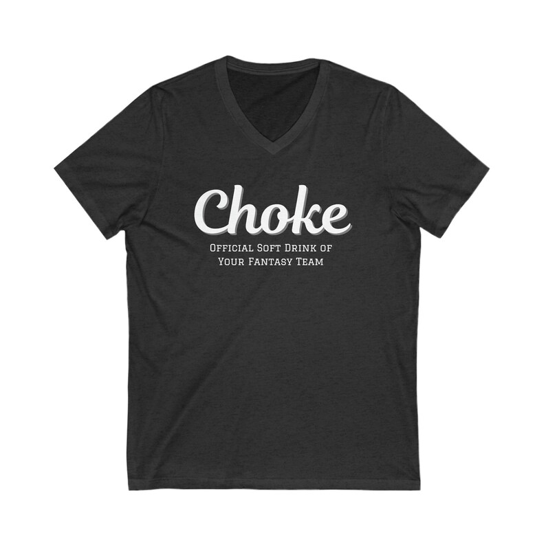 Pu&ograve; includere: Maglietta nera a collo a V con testo bianco che recita "Choke Official Soft Drink of Your Fantasy Team".